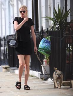 Lara Stone feet photo 4