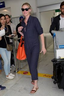 Lara Stone feet photo 9