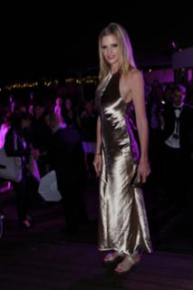 Lara Stone feet photo 4