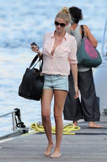 Lara Stone feet photo 19