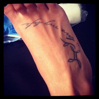 Lara Álvarez feet photo thumbnail