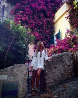 Lara Álvarez feet photo thumbnail