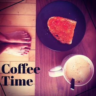 Lara Álvarez feet photo thumbnail