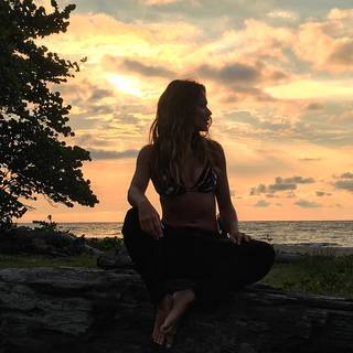 Lara Álvarez feet photo thumbnail