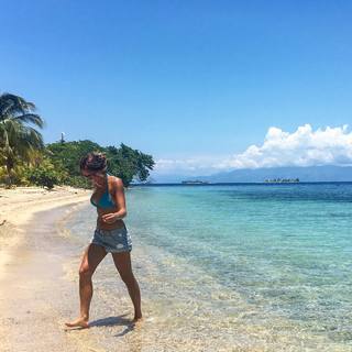 Lara Álvarez feet photo thumbnail