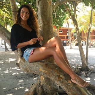 Lara Álvarez feet photo thumbnail