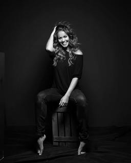 Lara Álvarez feet photo thumbnail