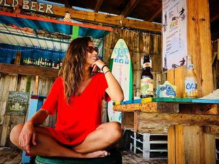 Lara Álvarez feet photo thumbnail