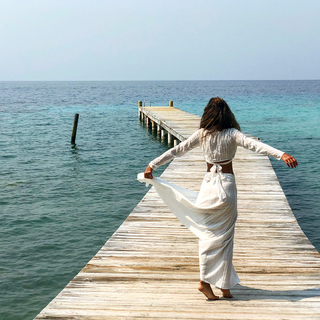 Lara Álvarez feet photo thumbnail