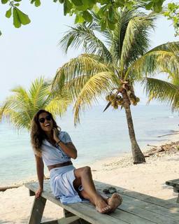 Lara Álvarez feet photo thumbnail