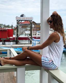 Lara Álvarez feet photo thumbnail