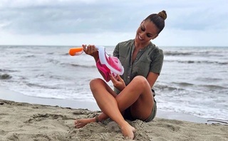 Lara Álvarez feet photo thumbnail