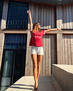 Lara Álvarez feet photo thumbnail