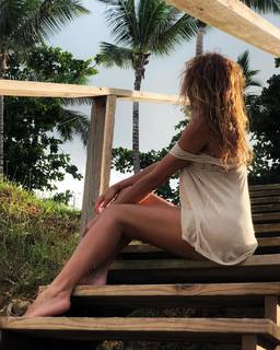 Lara Álvarez feet photo thumbnail