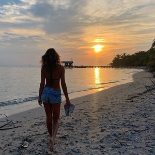 Lara Álvarez feet photo thumbnail