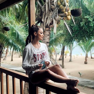 Lara Álvarez feet photo thumbnail