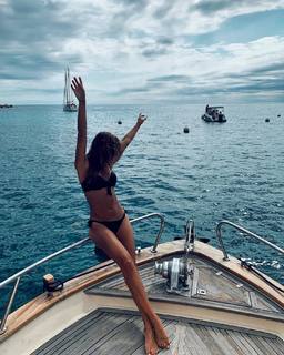 Lara Álvarez feet photo thumbnail