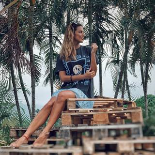 Lara Álvarez feet photo thumbnail