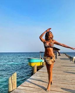 Lara Álvarez feet photo thumbnail