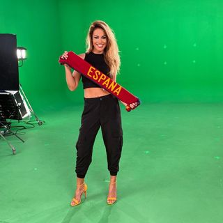 Lara Álvarez feet photo thumbnail