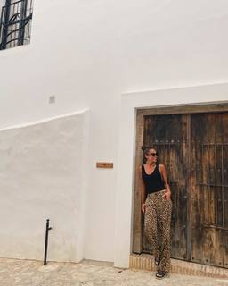 Lara Álvarez feet photo thumbnail