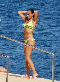 Lara Álvarez feet photo thumbnail