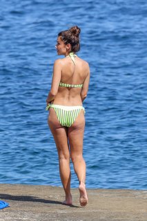 Lara Álvarez feet photo thumbnail