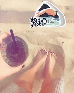 Lari Venâncio feet photo thumbnail