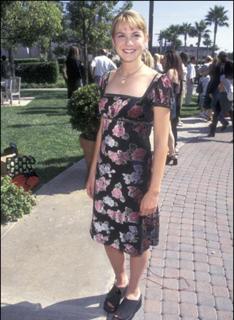 Larisa Oleynik feet photo thumbnail