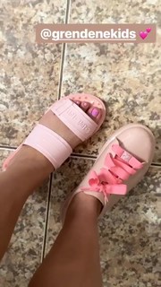 Larissa Manoela feet photo thumbnail