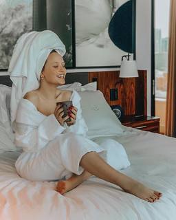 Larissa Manoela feet photo thumbnail