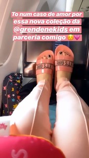 Larissa Manoela feet photo thumbnail
