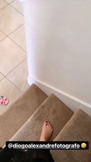 Larissa Manoela feet photo thumbnail