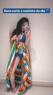 Larissa Manoela feet photo thumbnail