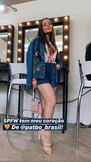 Larissa Manoela feet photo thumbnail
