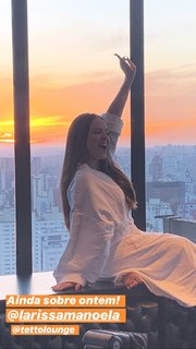 Larissa Manoela feet photo thumbnail