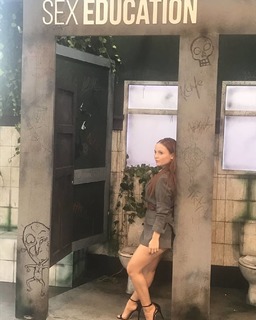 Larissa Manoela feet photo thumbnail