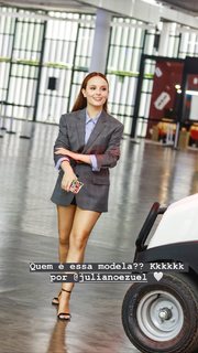 Larissa Manoela feet photo thumbnail
