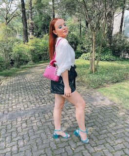Larissa Manoela feet photo thumbnail