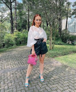 Larissa Manoela feet photo thumbnail