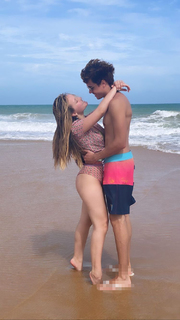 Larissa Manoela feet photo thumbnail