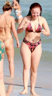 Larissa Manoela feet photo thumbnail