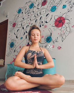 Larissa Manoela feet photo thumbnail