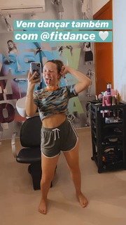 Larissa Manoela feet photo thumbnail