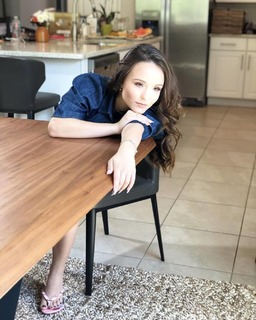 Larissa Manoela feet photo thumbnail