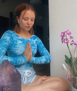 Larissa Manoela feet photo thumbnail