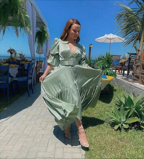 Larissa Manoela feet photo thumbnail