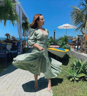 Larissa Manoela feet photo thumbnail