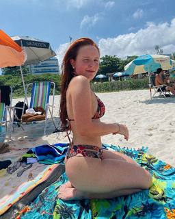Larissa Manoela feet photo thumbnail