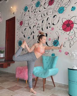 Larissa Manoela feet photo thumbnail